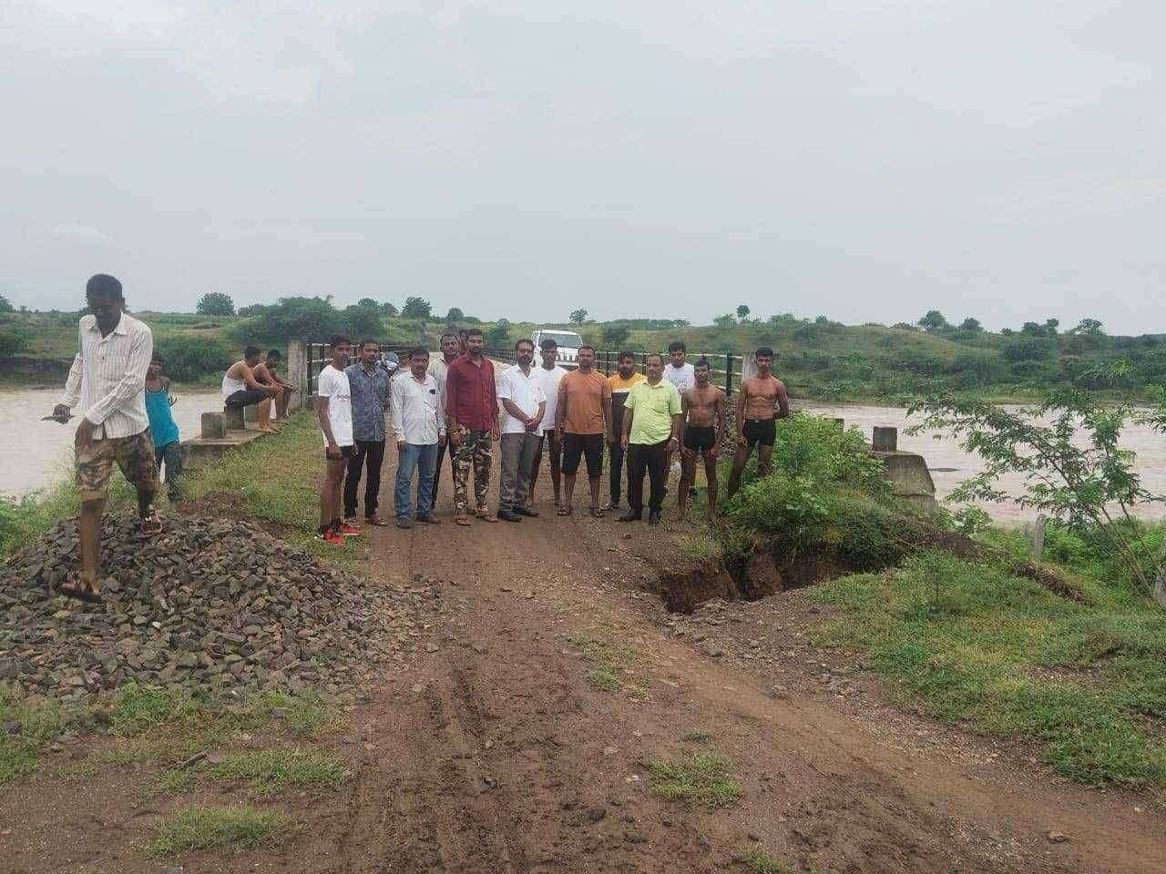 मुडावद येथे पांझरा नदीवरील पुलाच्या पुढे जाण्यासाठी शासन दरबारी पाठपुरावा करून लवकरात लवकर रस्ता तयार केल्याशिवाय स्वस्थ बसणार नाही  शिवसेनेचे उपजिल्हाप्रमुख शानाभाऊ सोनवणे