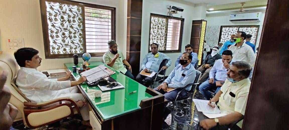 धुळे शहरातील नागरिकांना वीज वितरण कंपनीकडून येत असलेल्या अडी-अडचणी, जादा बिले, वारंवार विद्युत प्रवाह खंडित होणे अश्या समस्या तात्काळ सोडविण्याच्या आमदार फारूक शाह यांच्या अधिकाऱ्यांना सुचना...