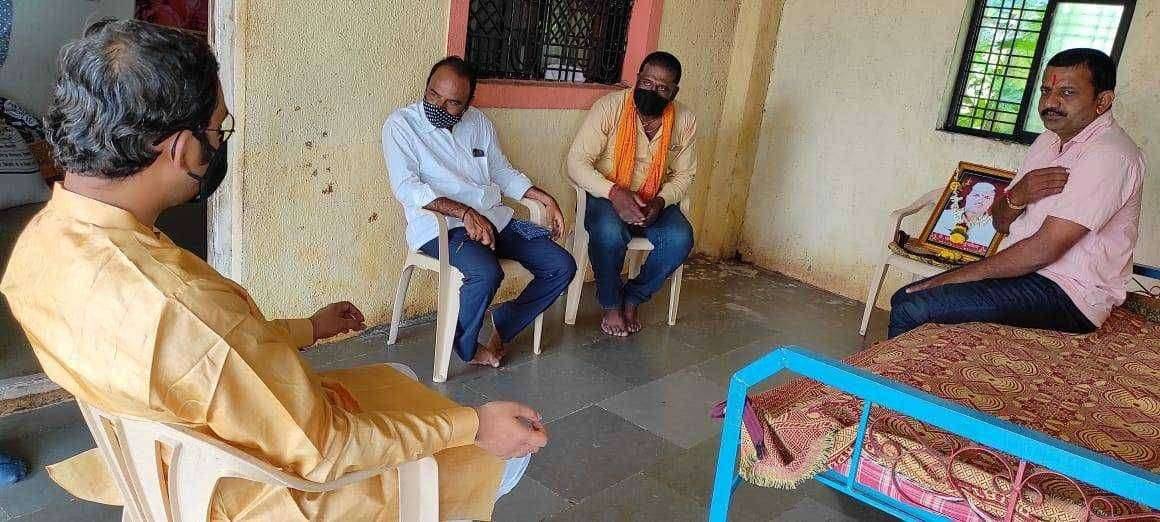 श्रीमंत भुषणसिंह होळकर यांच्याकडुन पारेकर कुंटुबियांचे सांत्वन