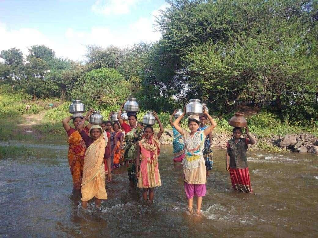 भर पावसाळ्यात पाण्यासाठी महिलांची जीवघेणी भटकंती .... तीन दिवसांनी पूर ओसरल्यावर कारामाईनदीच्या पाण्यात जीवमुठीत घेऊन आणले पाणी........