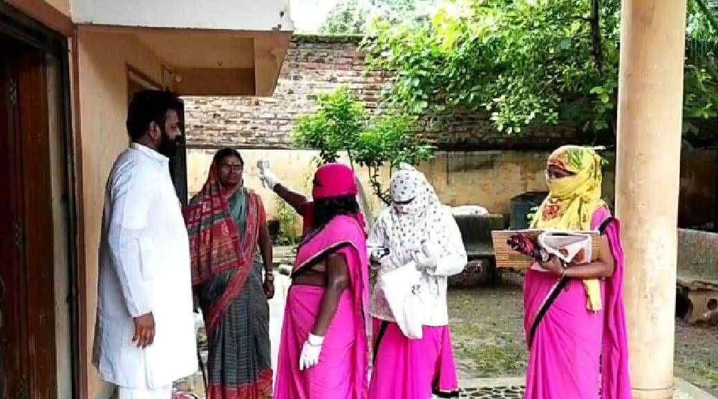 माझे कुटुंब माझी जबाबदारी मोहिमेत आशा कार्यकर्तीनी घरोघर केली आरोग्य तपासणी