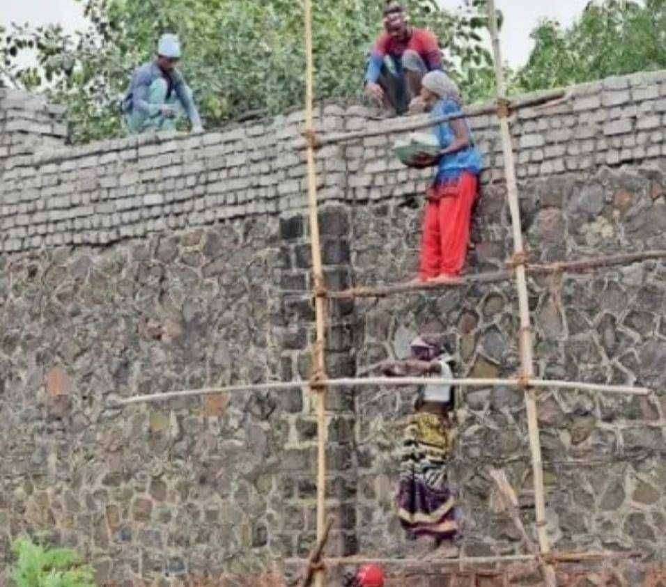 जळगाव जिल्हा कारागृहाची संरक्षण भिंत उंच करण्याच्या कामास सुरुवात