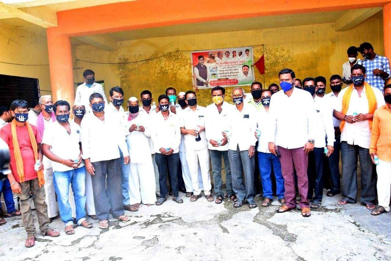 आ.रोहित पवार यांच्या वाढदिवसानिमित्त पंढरीत हमाल मापाडी यांना मास्क व सॅनिटायझरचे वाटप