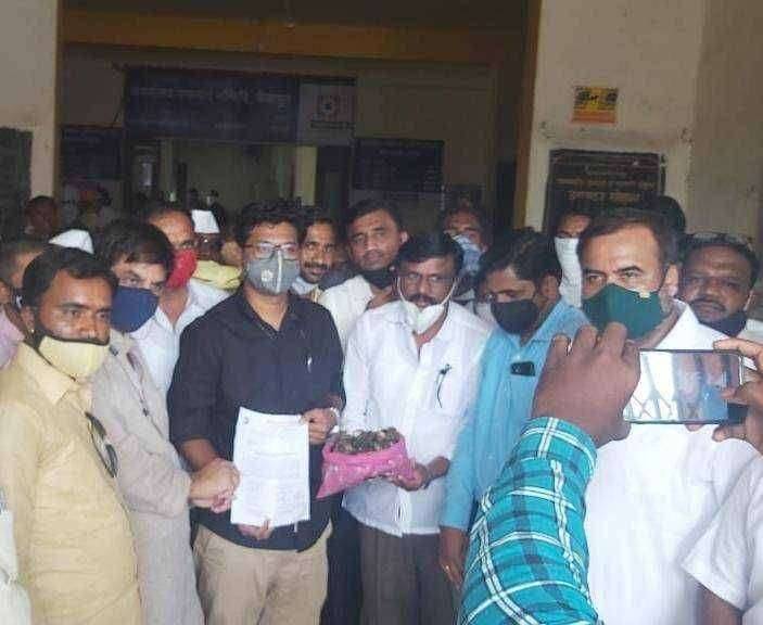 अतिवृष्टीमुळे नुकसान झालेल्या पिंकाचे पंचनामे करण्यात यावे; तसेच नुकसान भरपाई मिळावी यासाठी निवेदन देण्यात आले.