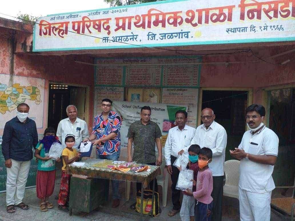 स्थानिक सामाजिक कार्यकर्ते यांच्या माध्यमातून मुंबई निवासी दात्यांच्या आर्थिक सहकार्याने कोरोना साथ काळात तालुक्यातील दोन हजार विद्यार्थ्यांना मोफत गणवेश वाटप