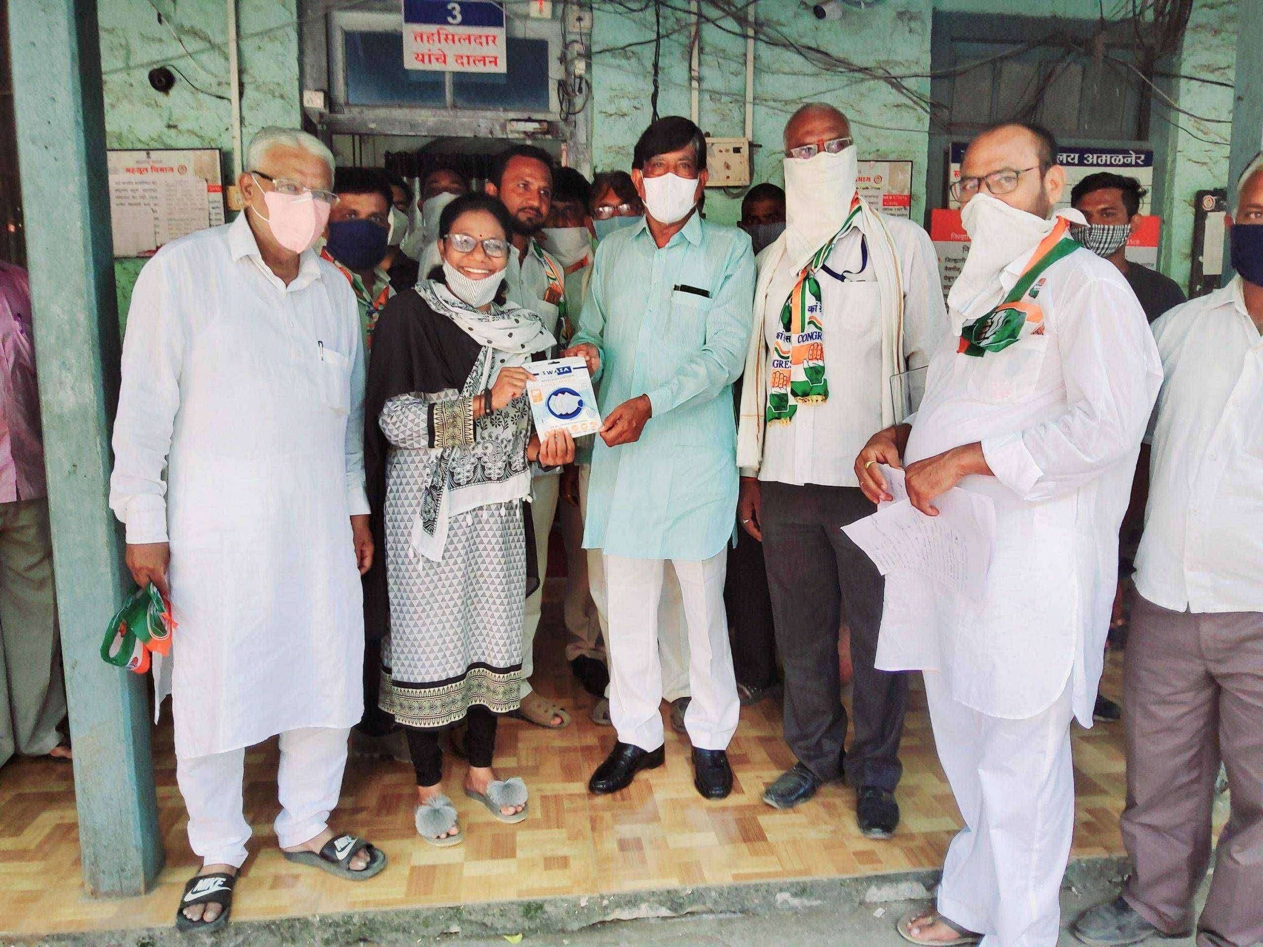 ? माजी आमदार कृषिभूषण साहेबराव पाटील यांनी स्वखर्चाने  कर्मचारी, पत्रकार,सामाजिक कार्यकर्ते यांना  वाटले 100 SWASA मास्क..