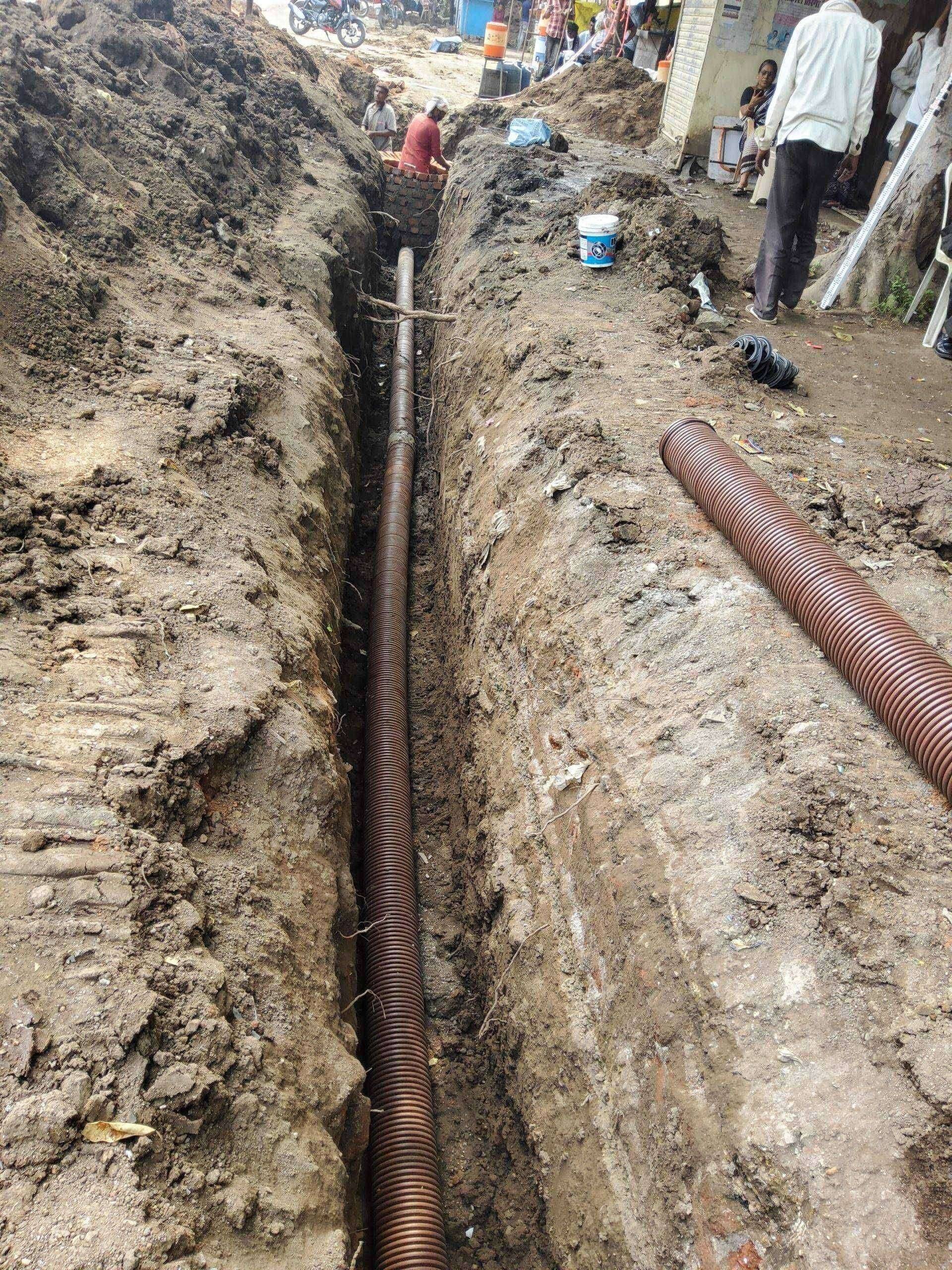 ? Big Breaking..अमळनेर येथील भुयारी गटारी..! पंपिंग स्टेशनचे नियोजन ?भुयारी गटारीचे पाईप दिड फूट आवश्यक..टाकले अर्धा फूट...जनता विचारते प्रश्न..