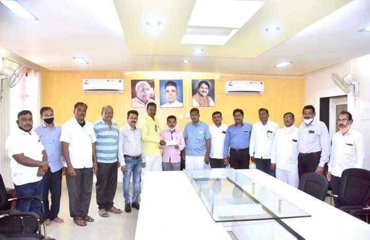 कोरोनाने मृत झालेल्या शिक्षकांच्या वारसांना इंदापूर शिक्षक पतसंस्थेची २० लाखांची मदत