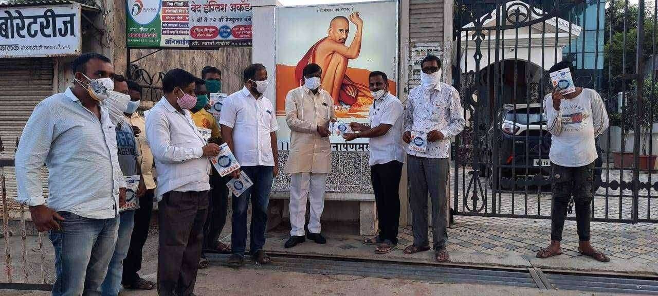 ? माजी आमदार कृषिभूषण साहेबराव पाटील यांनी स्वखर्चाने  कर्मचारी, पत्रकार,सामाजिक कार्यकर्ते यांना  वाटले 100 SWASA मास्क..