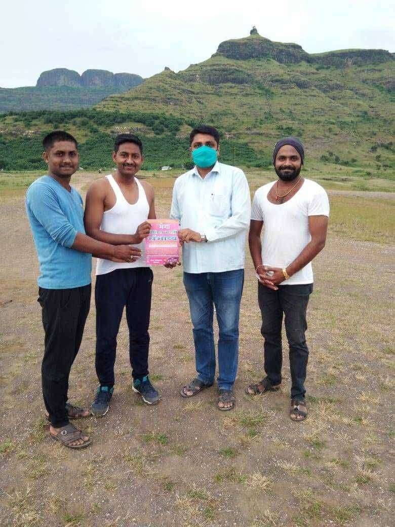 नोबल अकादमी तर्फे पोलीस भरतीच्या विद्यार्थ्यांना पुस्तके भेट