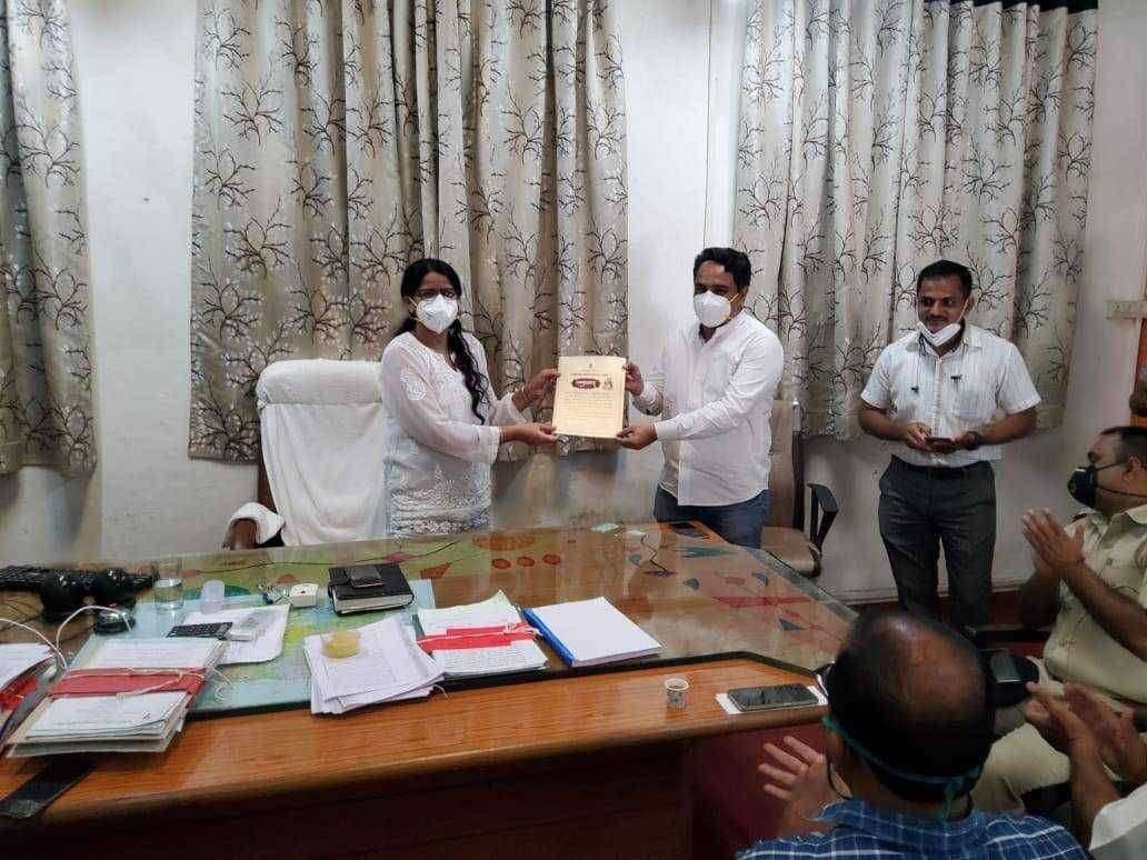 ? Big Breaking...अमळनेर उपविभागीय कार्यालयातर्फे कोरोना योद्धयांचा सन्मान पत्र देऊन सत्कार..उपविभागीय अधिकारी सिमा अहिरे यांनी ठेवली कर्मचाऱ्यांच्या पाठीवर कौतुकाची थाप