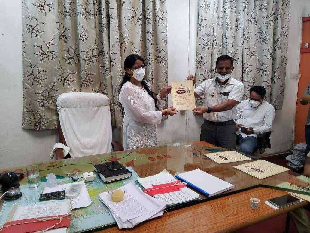 ? Big Breaking...अमळनेर उपविभागीय कार्यालयातर्फे कोरोना योद्धयांचा सन्मान पत्र देऊन सत्कार..उपविभागीय अधिकारी सिमा अहिरे यांनी ठेवली कर्मचाऱ्यांच्या पाठीवर कौतुकाची थाप