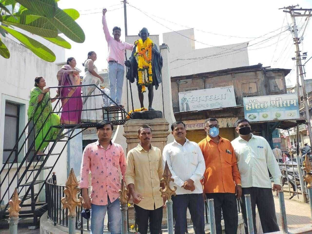 ध.स.युवा मल्हार सेना तर्फे महात्मा गांधी जयंती निमित्त विनम्र अभिवादन करतांना..