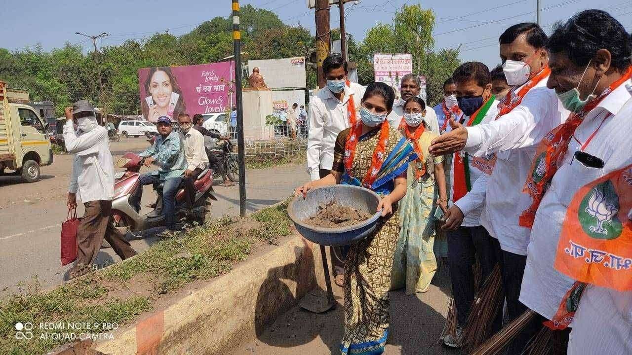 गांधी जयंतीनिम्मित्त गांधी पुतळा परिसराची साफ सफाई मोहीम