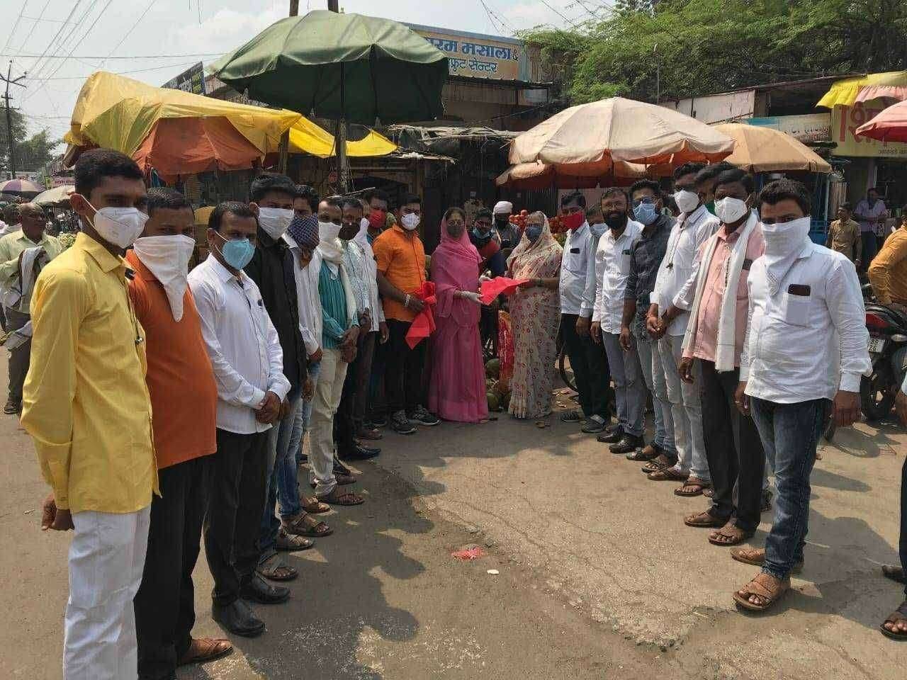 राष्ट्रपिता महात्मा गांधी व लालबहादूर शास्त्री यांच्या जयंतीनिमित्त "प्लास्टिक मुक्त भारत अभियान" भाजयुमो तर्फे कापडी पिशव्या आणि मास्क वाटप...