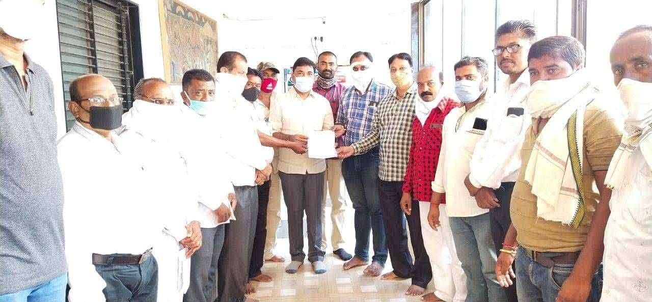 मराठा आरक्षणाला असलेली स्थगिती उठविण्यासाठी कायदा करावा यासाठी खा. उन्मेश पाटील यांना निवेदनाद्वारे मराठा क्रांती मोर्चाची मागणी..