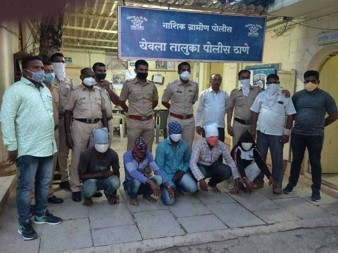 अंकाई बारीजवळ सराफास लुटणारे टोळीचा अवघ्या २४ तासात येवला तालुका पोलीसांनीलावला छङा..