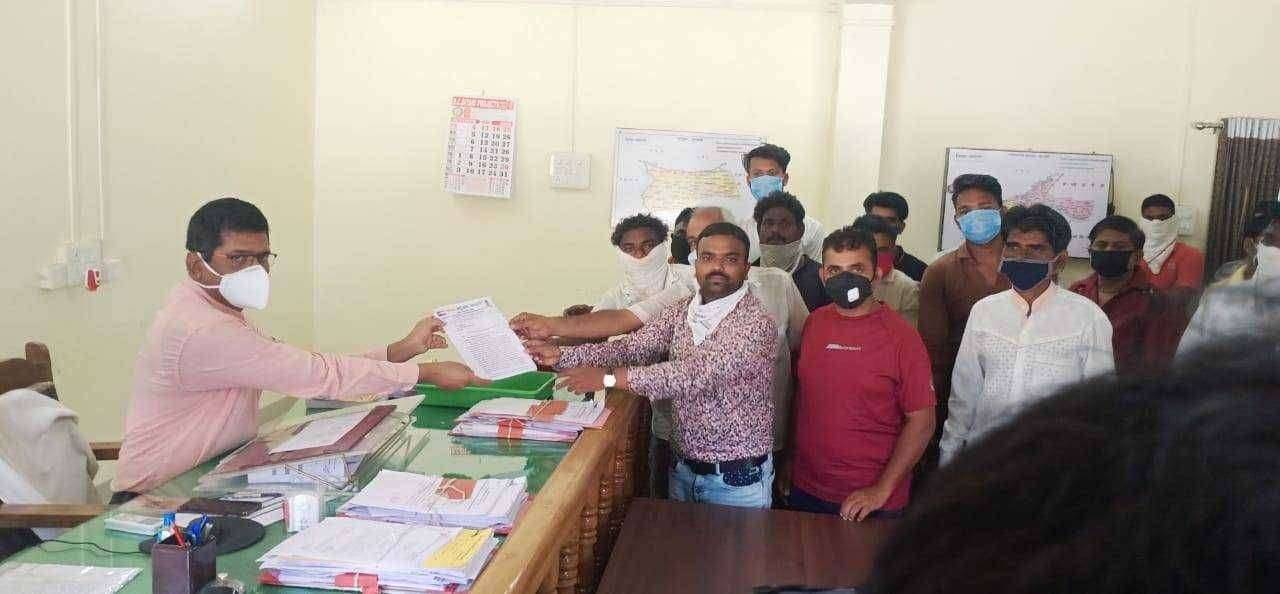 भुसावळ शहरातील छोट्या व्यावसायिकांची प्रांताधिकारी यांचे कडे दहा वाजे पर्यंत परवानगी द्यावी ही मागणी