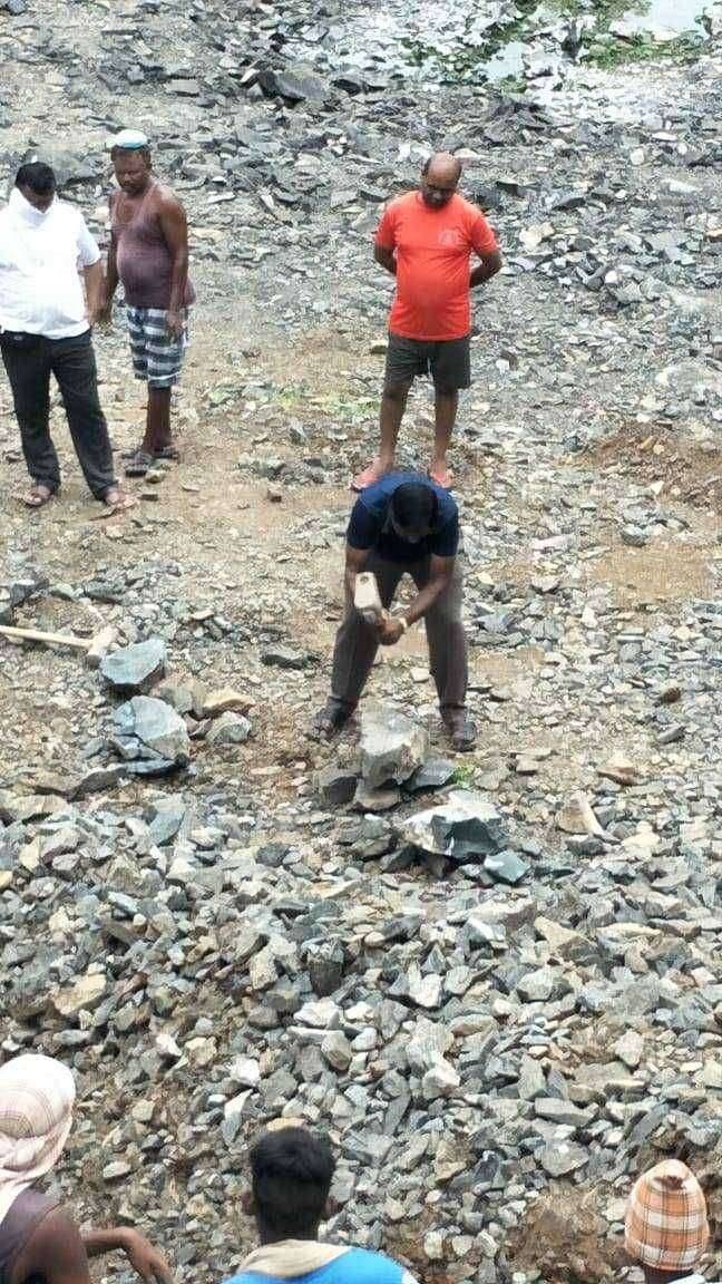 कळवण सुरगाणा मतदारसंघातील माझी आमदार जे पी गावित स्वतः सुरगाणा तालुक्यातील माणि डॅम वर श्रमदान करताना