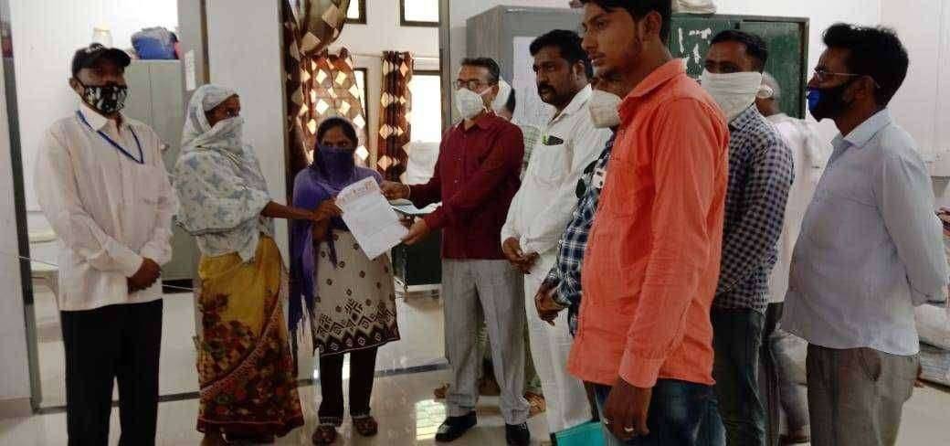 हाथरस घटनेतील आरोपींना कोठोर कारवाई करा - जामनेर शिवसेनाशहर व महिला आघाडीचं तहसिलदारांना निवेदन