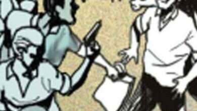 डोळ्यात मिरची फेकून व्यापाऱ्यास लुटले