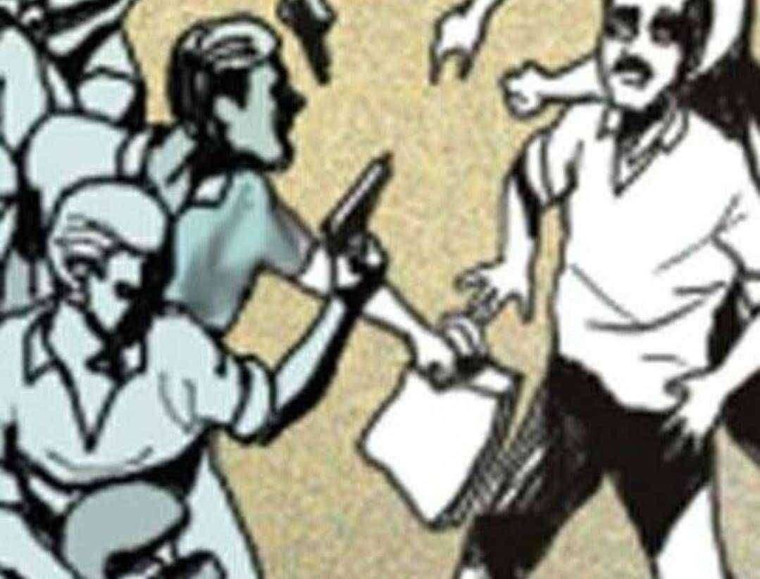 डोळ्यात मिरची फेकून व्यापाऱ्यास लुटले