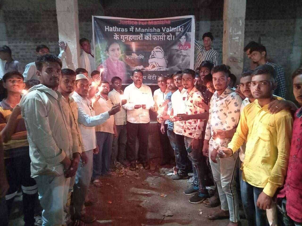 हाथरस येथील बलात्कार प्रकरणी खिर्डी येथे सर्व पक्षीय पदाधिकारी यांच्या वतीने कॅंडल मार्च