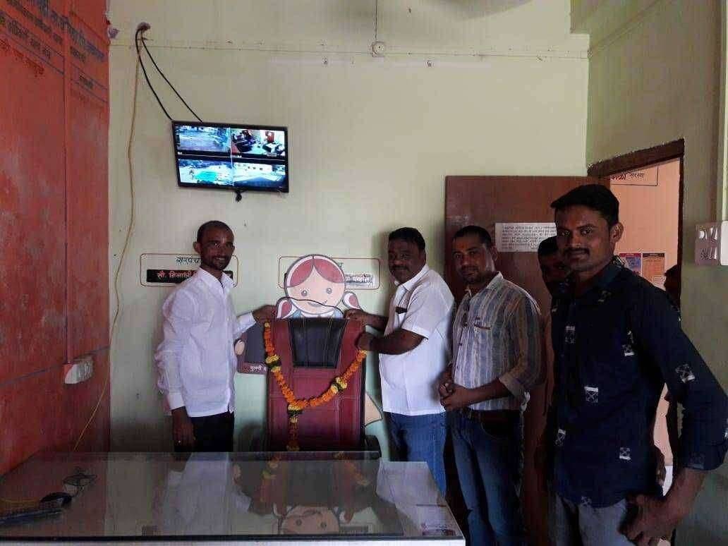 वर्डी ग्रामपंचायतीच्या प्रकाशकाच्या खुर्चीवर टाकला हार ...