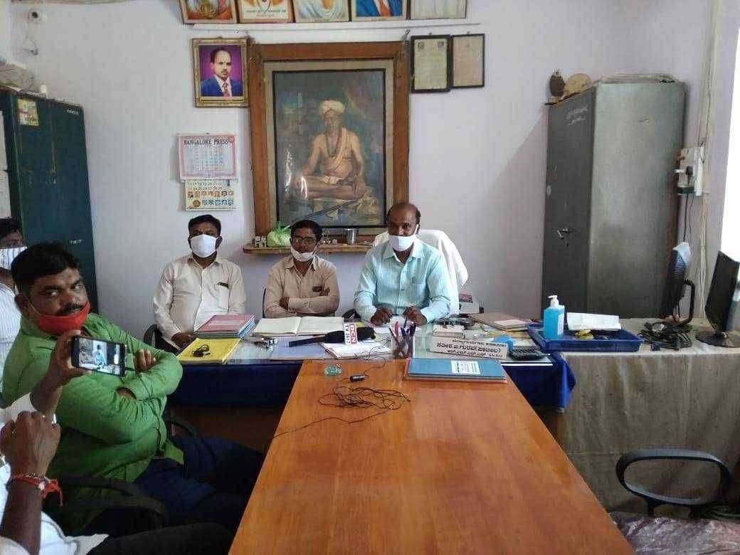 ? ठोस प्रहारचा दणका... शाळेला आली जाग.. दहावीच्या विद्यार्थ्यांना सोयाबीन काढणाऱ्या शिक्षिकेला केले निलंबित