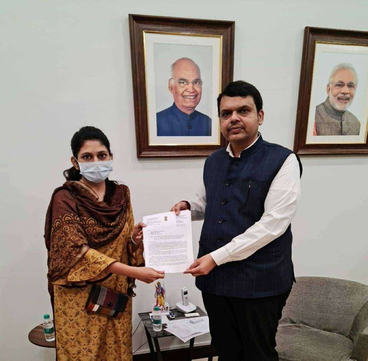 प्रशासनातील समनव्याअभावी केळी पीक उत्पादक शेतकाऱ्यांचे नुकसान नको यासाठी विरोधी पक्षनेते मा. देवेंद्रजी फडणवीस यांना खासदार रक्षाताई खडसे यांच्याकडून निवेदन