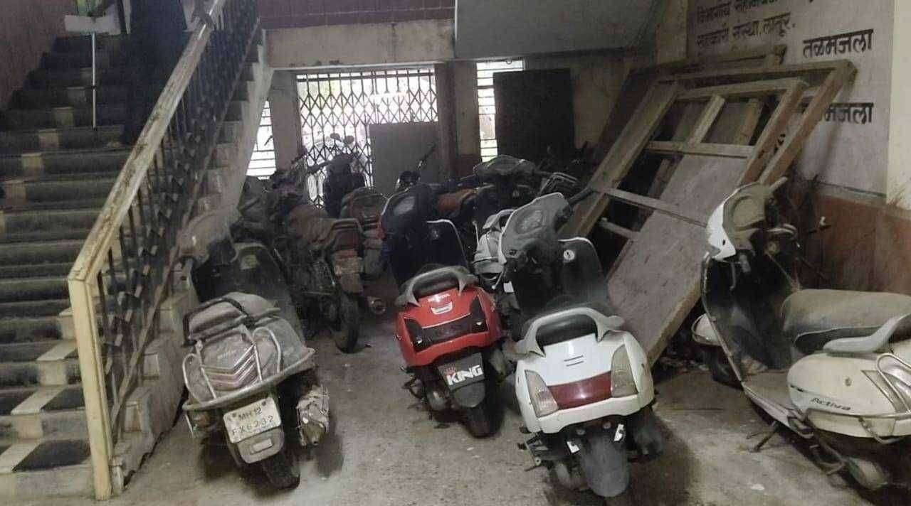 दारुबंदी अधिकारी बारगजेनी प्रशासकीय इमारतीचे बेकायदेशीर बंद केलेले प्रवेशद्वाराचे गेट जनतेसाठी खुले करावे.