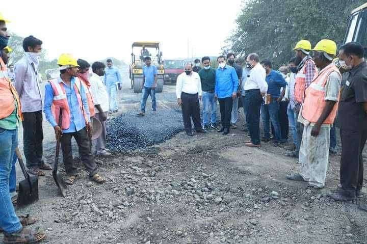 औसा- लातूर रस्त्याच्या कामाची प्रत्यक्ष पाहणी करून आमदार अभिमन्यू पवार यांची आढावा बैठक संपन्न