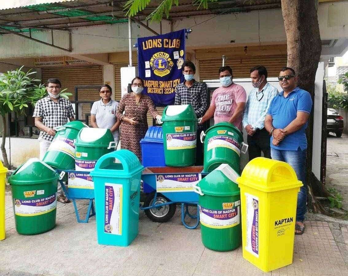 लायन्स क्लब स्मार्ट सिटी नागपूर तर्फे चांपा गावाला नऊ कचरापेटी व दोन कचरा वाहक धक्कल गाडीची भेट