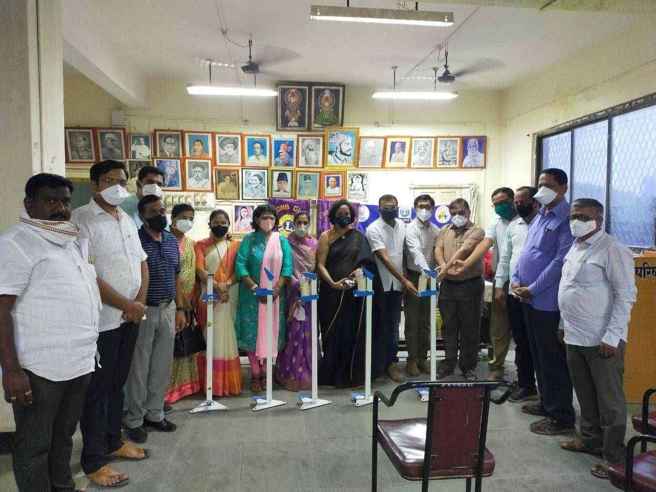 लायन्स,लायनेस क्लब पंढरपूर व इनरव्हील क्लब पंढरपूर यांच्या संयुक्त विद्यमाने कोव्हीड हॉस्पिटल साठी सॅनिटायझर स्टँड भेट