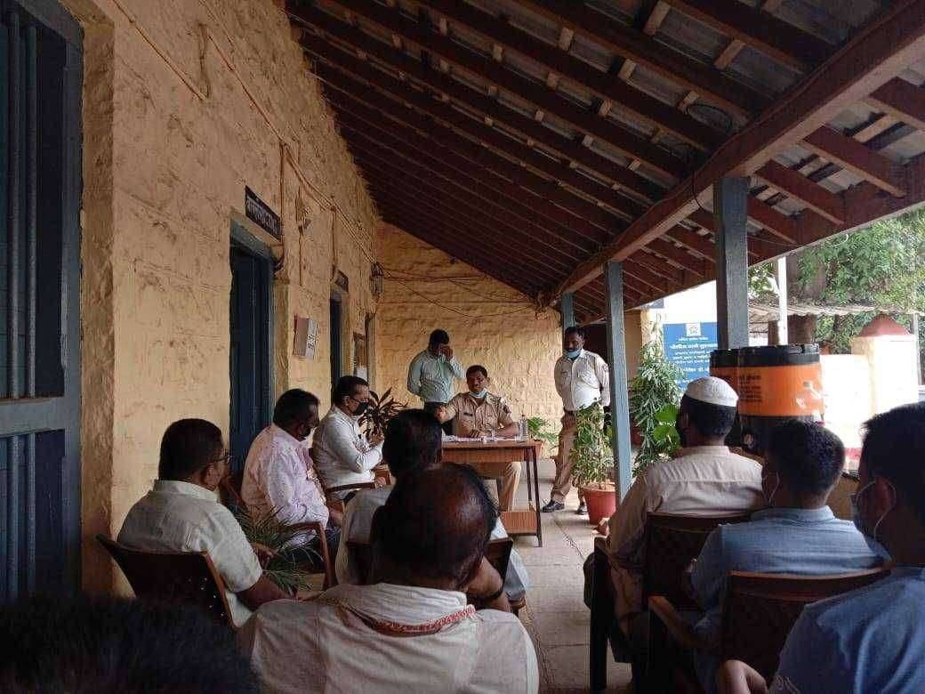 सुरगाणा पोलीस स्टेशनमध्ये पोलीस निरीक्षक वसावे साहेब यांनी नवरात्र आणि इद मिलाद शांतता कमेटी बैठक संपन्न