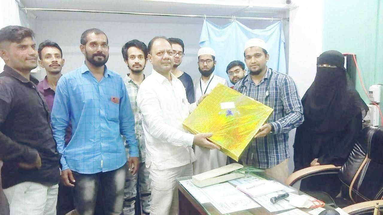 आरोग्य सेवा करणाऱ्या डॉक्टरांचे माजी नगरसेवक आरीफ पठाण यांनी केले सत्कार
