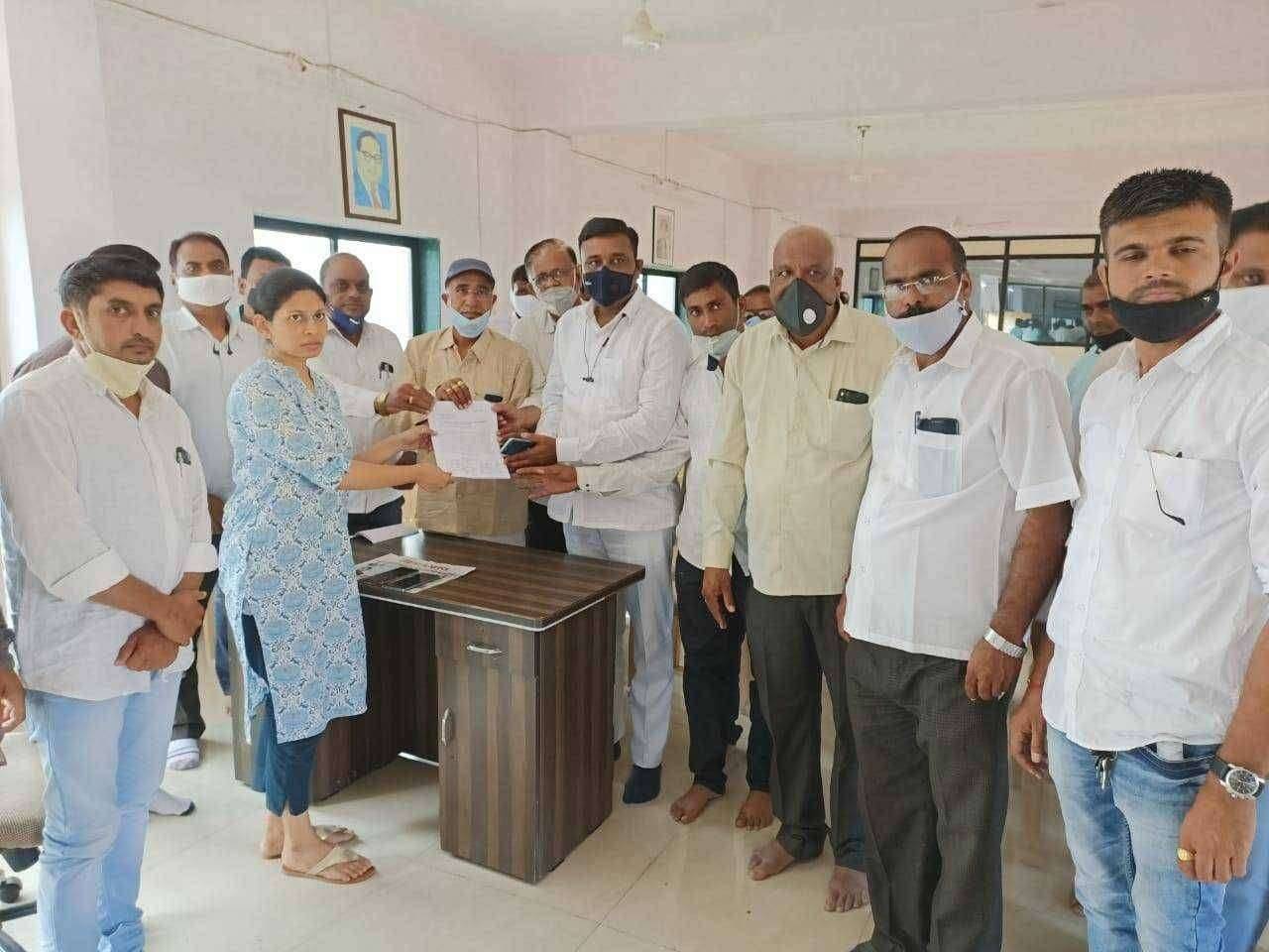 केळी पीक विमा जाचक निकष बदलावे, जिल्ह्यातील केळी उत्पादक शेतकरी खा.रक्षाताई खडसेंची भेट घेऊन दिले निवेदन