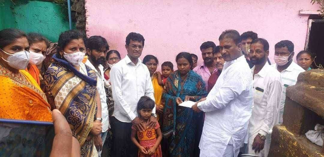 भिंत कोसळून मयत झालेल्या अभंगराव कुटुंबीयांना मनसेची २५ हजारांची मदत.. मनसेकडून अभंगराव कुटुंबीयांची उतरवली ५ लाखांचा विमा पाॅलिसी