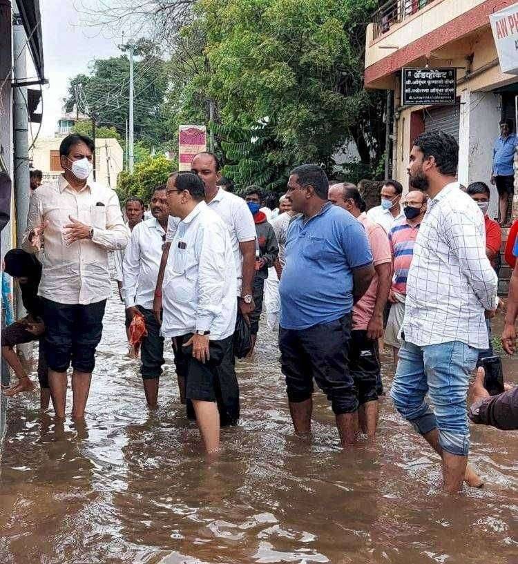 इंदापूर शहरातील पूर स्थितीची हर्षवर्धन पाटील यांनी केली पाहणी
