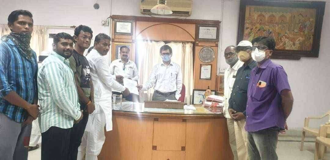 पंढरपूर येथील जिजामाता शॉपिंग सेंटर मधील व्यापाऱ्यांच्या प्रश्नासंदर्भात महाराष्ट्र नवनिर्माण सेनेचे प्रदेश सरचिटणीस दिलीपबापू धोत्रे यांच्या उपस्थितीत नगरपालिका मुख्याधिकारी श्री अनिकेत मानोरकार याना निवेदन देऊन चर्चा