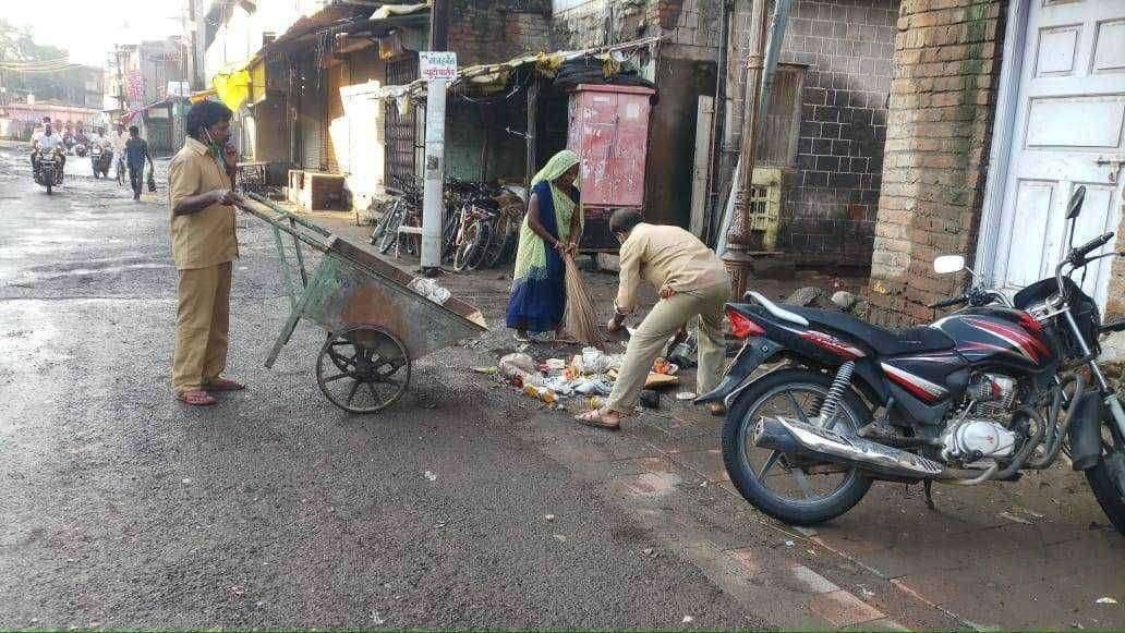 पंढरपूर नगरपरिषदेच्या वतीने शहरातील पूर आलेल्या भागातील स्वच्छता करण्याचे काम युद्धपातळीवर सुरू