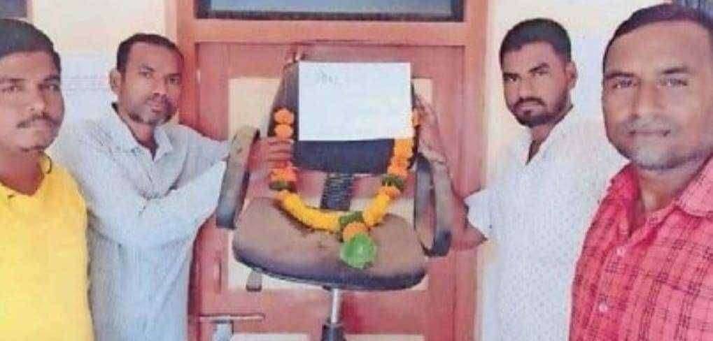 भोकर ला प्रशासक येत नसल्याने काँग्रेसच्या पदाधिकाऱ्यानी रिकाम्या प्रशासकाच्या खुर्चीला घातला पुष्पहार