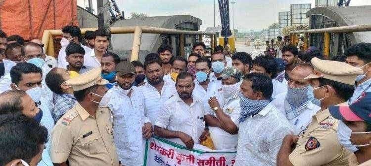 शेतकरी कृती समितीने केले सरडेवाडी टोल नाक्यावर टोल फ्री आंदोलन