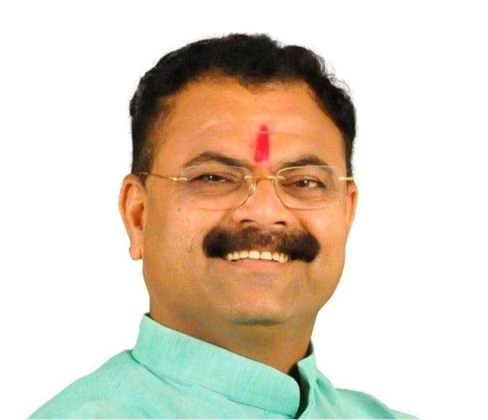 भाजप ने जळगांव च्या रस्त्याची पाहणी करून तेथे झाडे लावावी शिवसेना आमदाराचा खोचक टोला