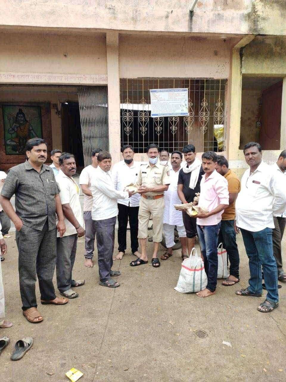 पंढरपूर तालुक्यातील कौठळी येथे पुरग्रस्त लोकांना ग्रामीण पोलीस निरीक्षक भस्मे साहेब यांच्या हस्ते अन्नदानचे वाटप संपन्न