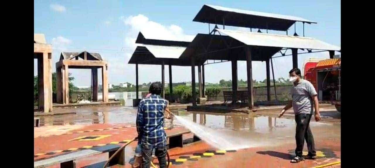 पुराचे पाणी ओसरताच नगरपालिकेच्या वतीने साफसफाई व निजंतुकिकरणास सुरवात