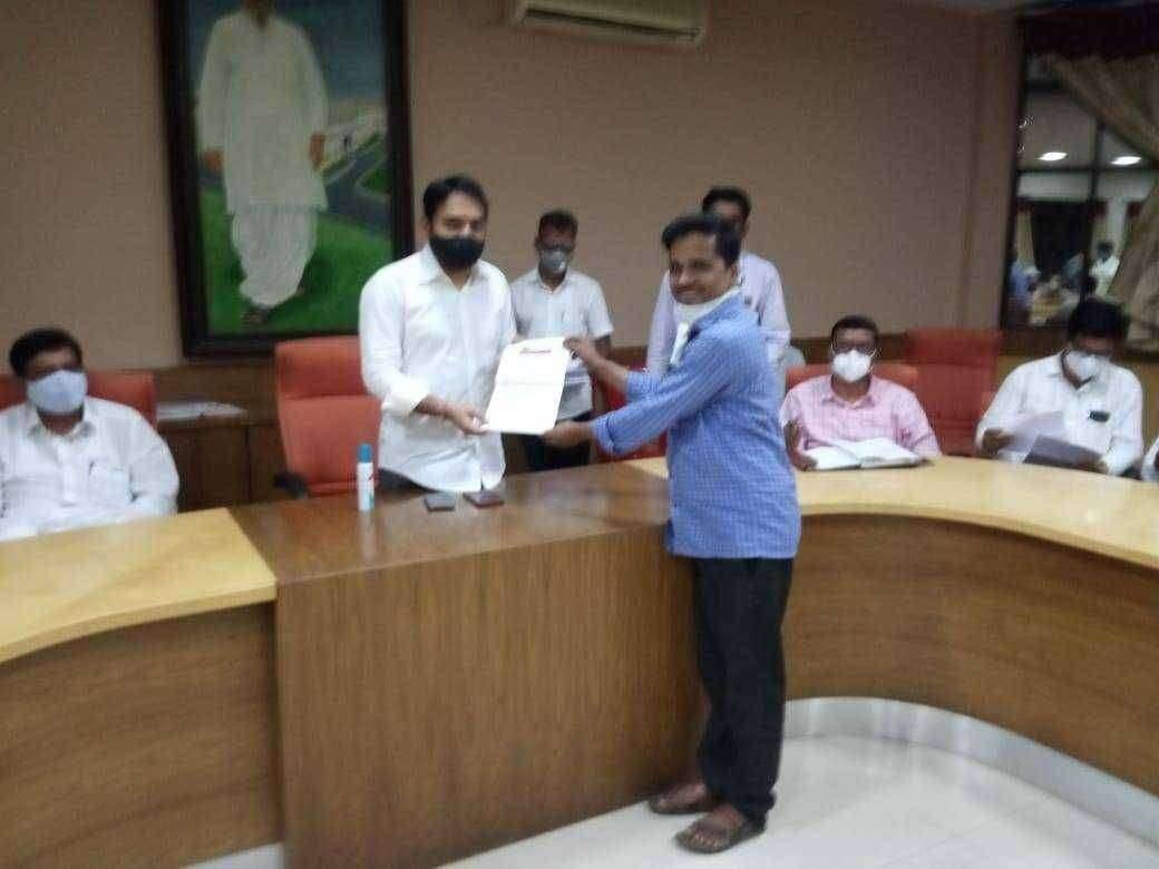 गैर आदिवासींनी बळकावलेल्या अनुसूचित जमातीच्या जागा तात्काळ भरा. - राज्यमंत्री डाँ. विश्वजीत कदम यांना बिकेडीचे निवेदन