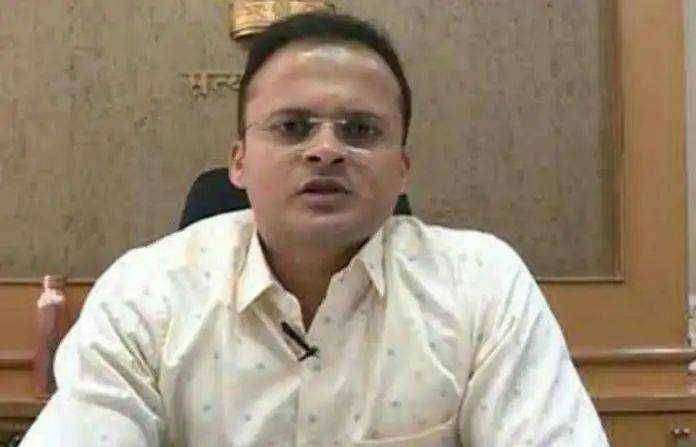 नगरचे जिल्हाधिकारी, मुख्यकार्यकारी अधिकाऱ्याची बदली..