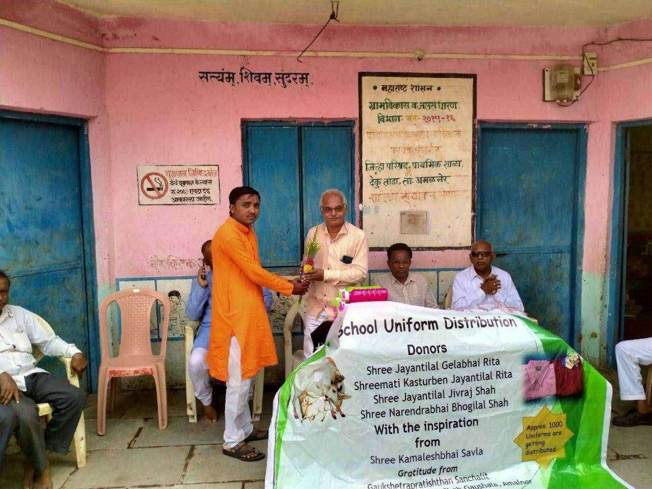 श्रीमती भानुबेन शाह गोशाळेतर्फे जि प केंद्रशाळा ढेकू बु तांडा येथील गरीब गरजू मुलांना गणवेश, वाटरबॅग व चप्पल वाटप..