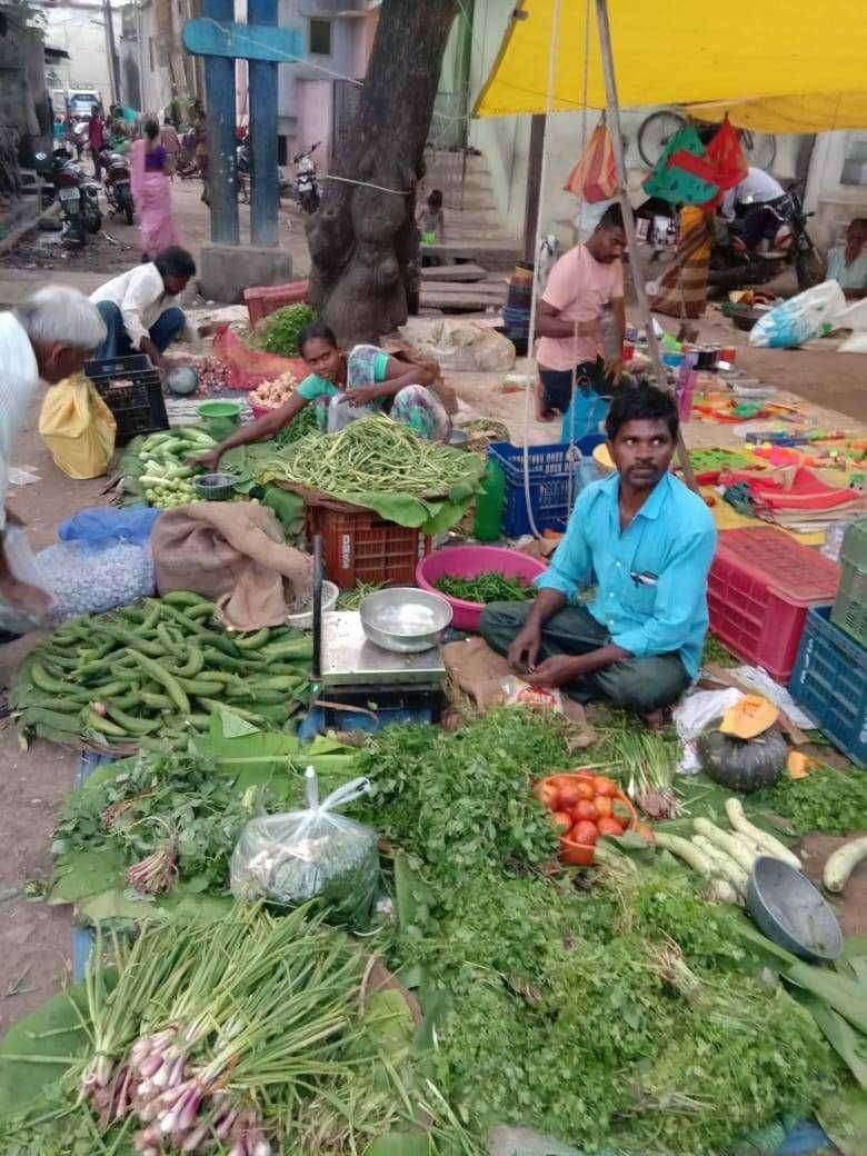 खिर्डी येथे सात महिन्या नन्तर आठवडेबाजार भरला<br>रस्तावर दुकाने थाटल्याने वाहतूकीचा खोळंबा….